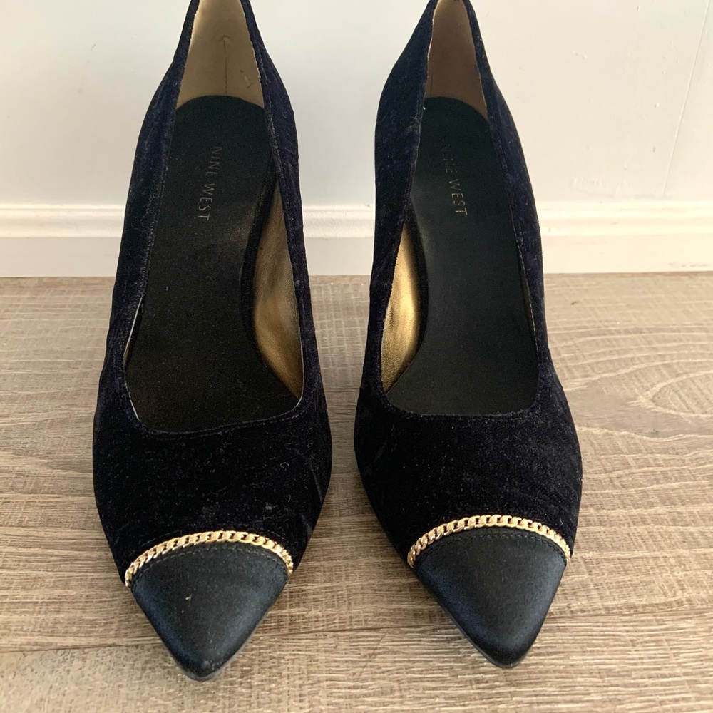 Nine West velvet pumps